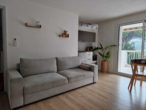 Living area - Lovely 2-room apartment in a green setting 10 minutes from the beaches of Saint Raphael. (Saint-Raphaël)