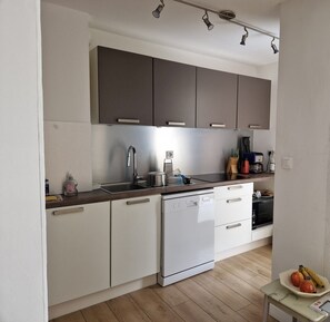 Private kitchen - Lovely 2-room apartment in a green setting 10 minutes from the beaches of Saint Raphael. (Saint-Raphaël)