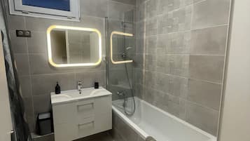 Sèche-cheveux, papier toilette