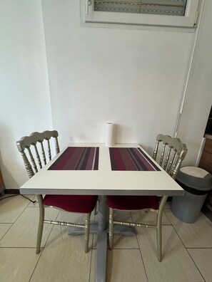 Dining - Modern Studio for 2 - Near Paris (15 min), CDG Airport, Stade-de-France (Montmagny)