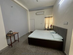 4 bedrooms, WiFi, bed sheets