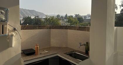 Peaceful & cozy villa in heart of pink city Jaipur with hill view !