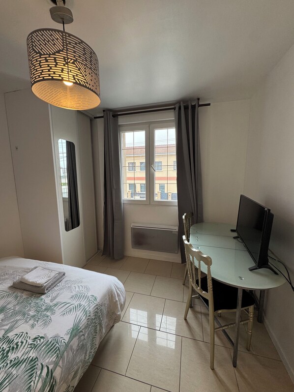 1 habitación, wifi y ropa de cama