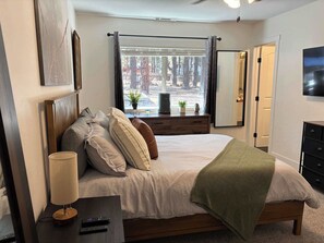 3 bedrooms, WiFi, bed sheets - Flagstaff Eagle’s Nest Cabin • Hot Tub & Fire Pit (Flagstaff)