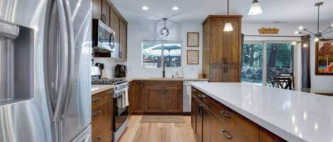 Refrigerador, microondas, horno y parrilla de estufa