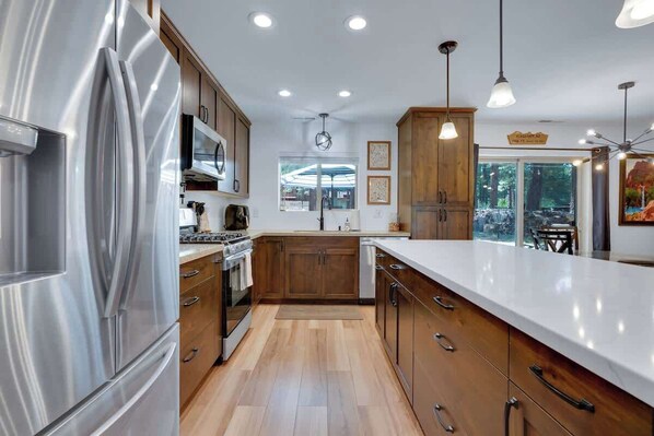 Fridge, microwave, oven, stovetop - Flagstaff Eagle’s Nest Cabin • Hot Tub & Fire Pit (Flagstaff)