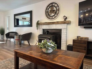 TV - Flagstaff Eagle’s Nest Cabin • Hot Tub & Fire Pit (Flagstaff)