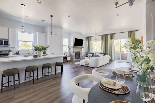 New 4BR Home with 4 Private Baths