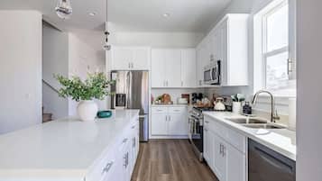 Kylskåp, mikrovågsugn, ugn och spishäll