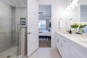 Shower, hair dryer, towels - New 4BR Home with 4 Private Baths (Flagstaff)