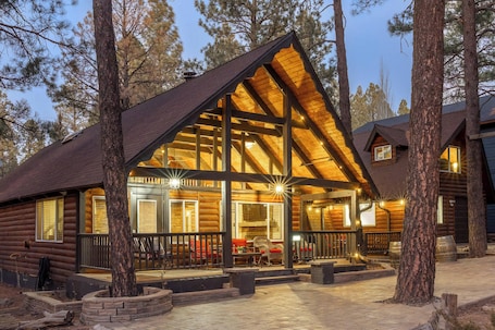 Exterior. Spacious 4BR Cabin with a Hot Tub