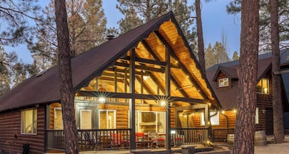 Spacious 4BR Cabin with a Hot Tub