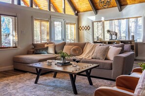 テレビ、暖炉、書斎 / ワークスペース