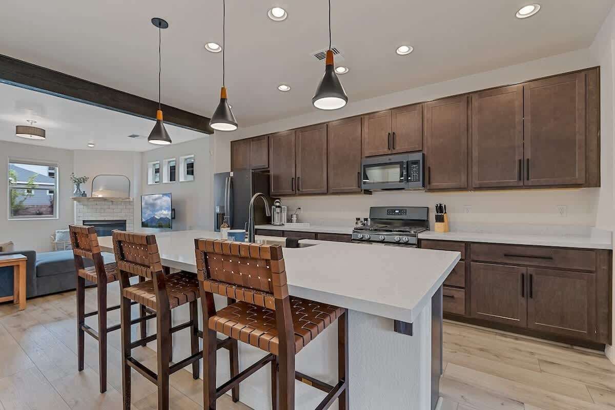 Jääkaappi, mikroaaltouuni, uuni, liesi