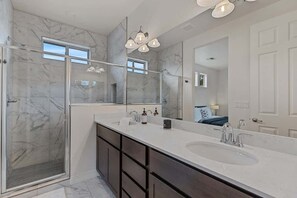 Een douche, een haardroger, shampoo