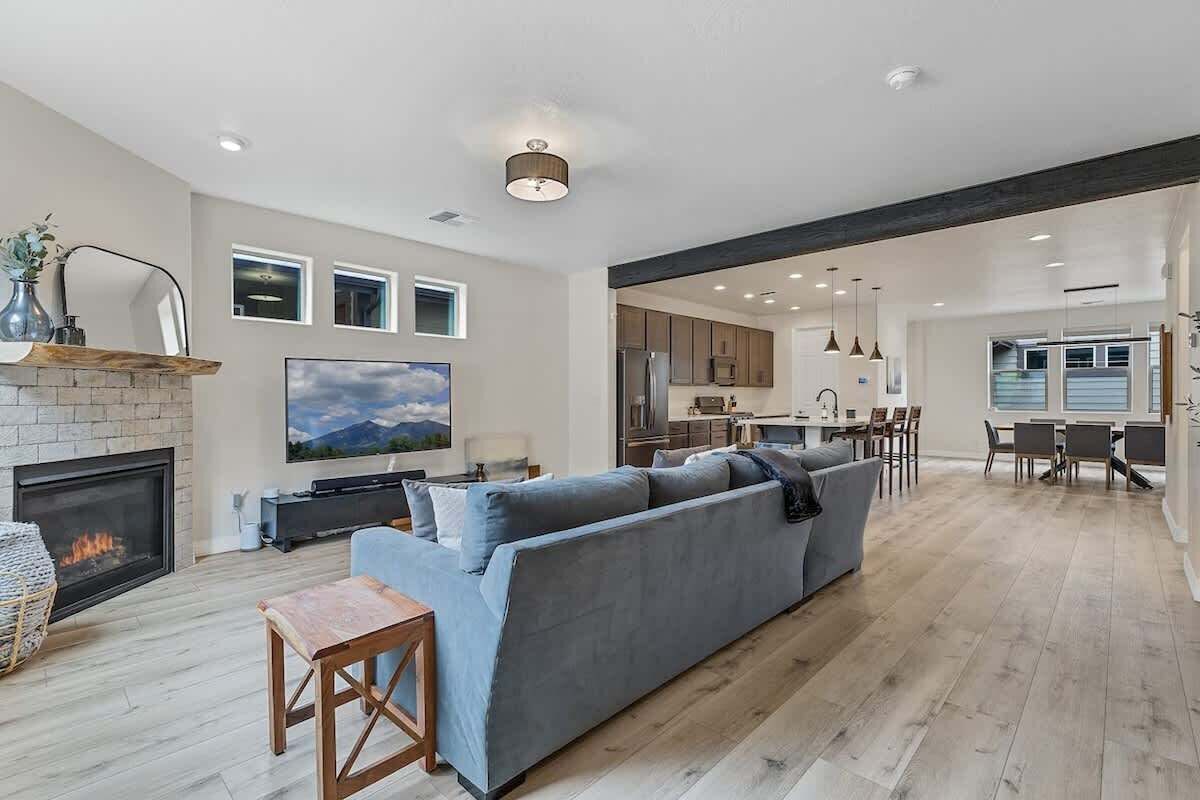 TV, fireplace, offices