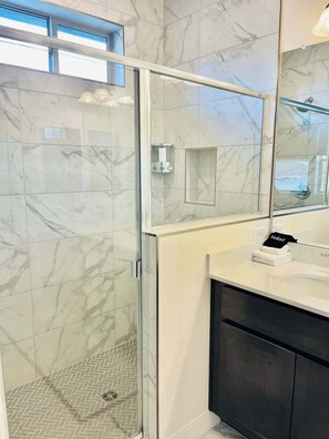Shower, hair dryer, shampoo - Flagstaff 3BR Cozy Retreat w/ Fireplace & BBQ (Flagstaff)