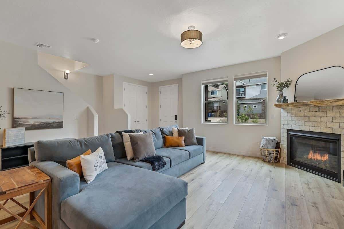 TV, fireplace, offices