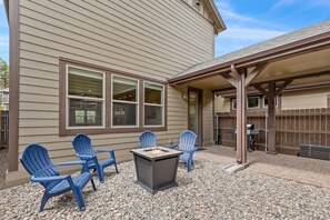 Terrace/patio - Flagstaff 3BR Home w/ BBQ, Fireplace & Backyard (Flagstaff)