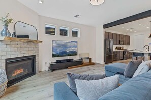 Fernseher, Kamin, Arbeitsbereiche