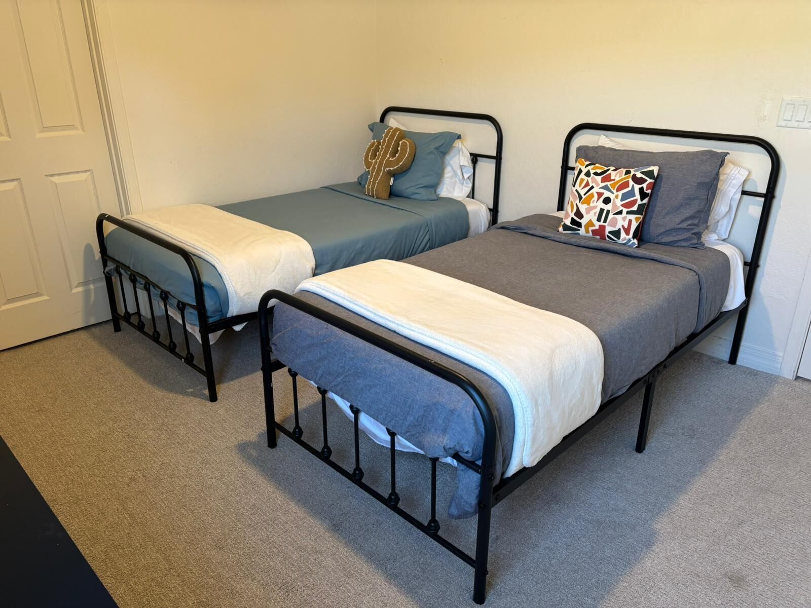 4 室のベッドルーム、デスク、旅行用ベビーベッド、WiFi