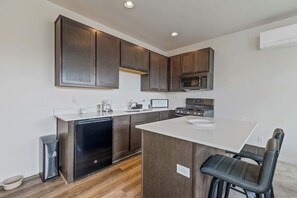 冷蔵庫、電子レンジ、オーブン、コンロ