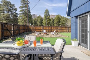 Outdoor dining - Spacious 2BR Flagstaff Mountain Retreat Haven (Flagstaff)
