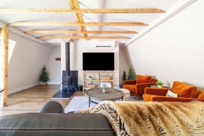 TV, caminetto