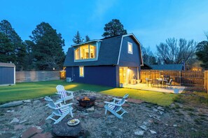 Outdoor dining - Flagstaff 5BR Family Mountain Retreat near Trails (Flagstaff)