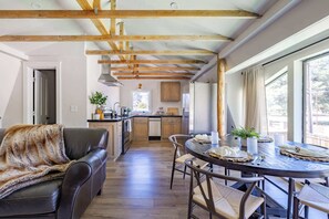 Dining - Flagstaff 5BR Family Mountain Retreat near Trails (Flagstaff)