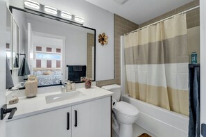 Hair dryer, towels, soap, shampoo - Spacious 3BR|2.5Bth | Free parking in Saddle Ridge (Calgary)