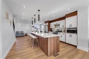 Refrigerador, microondas, horno y parrilla de estufa 