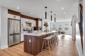 Kjøleskap, mikrobølgeovn, ovn og kokeplater