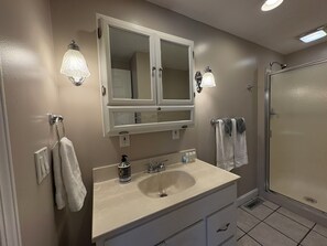 SĂšche-cheveux, serviettes fournies, savon, papier toilette