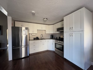 Fridge, microwave, oven, stovetop - Make this charming, modern retreat your home away from home!! (Wareham)