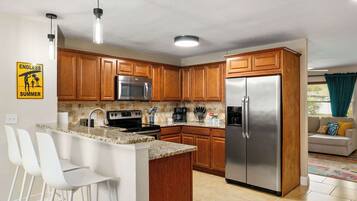 Een koelkast, een magnetron, een oven, een kookplaat