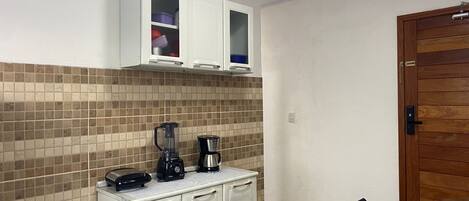 Réfrigérateur, plaque de cuisson, cafetiÚre/bouilloire, grille-pain