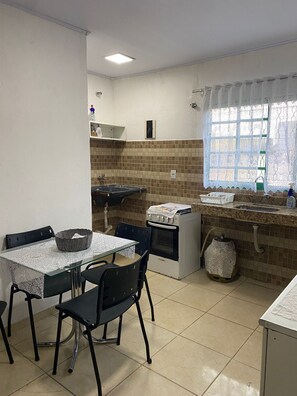 Geladeira, cooktop, cafeteira/chaleira, torradeira