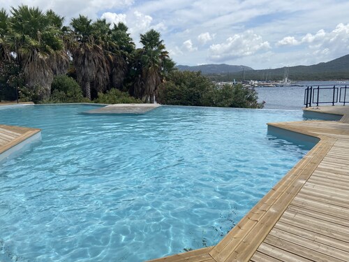 Corse du sud T3 vue mer dans résidence en bord de plage avec piscine et tennis
