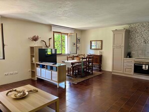 Fridge, oven, stovetop, dishwasher - Charming apartment with 1 bedroom and WiFi, AC outside Lucca's ancient walls. (Lucca)