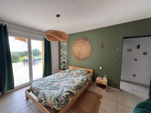 5 bedrooms, iron/ironing board, WiFi, bed sheets