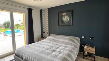 5 bedrooms, iron/ironing board, WiFi, bed sheets