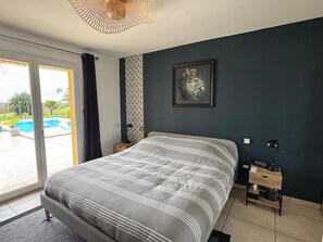 5 bedrooms, iron/ironing board, WiFi, bed sheets