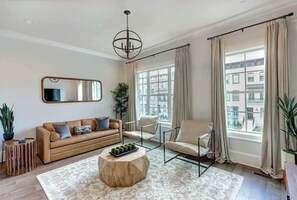 TV - Harbor Breeze, Luxurious | Modern | Steps to River (Savannah)