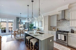 Réfrigérateur, four à micro-ondes, un four, surface de cuisson