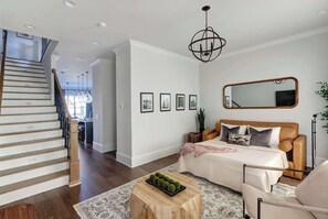 3 bedrooms, iron/ironing board, WiFi, bed sheets - Harbor Breeze, Luxurious | Modern | Steps to River (Savannah)