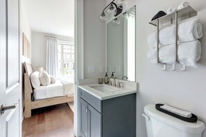 Regadera, secadora de cabello, toallas, jabón 