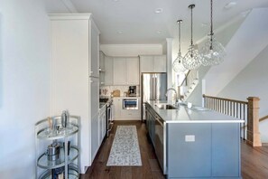 Fridge, microwave, oven, stovetop - Harbor Breeze, Luxurious | Modern | Steps to River (Savannah)