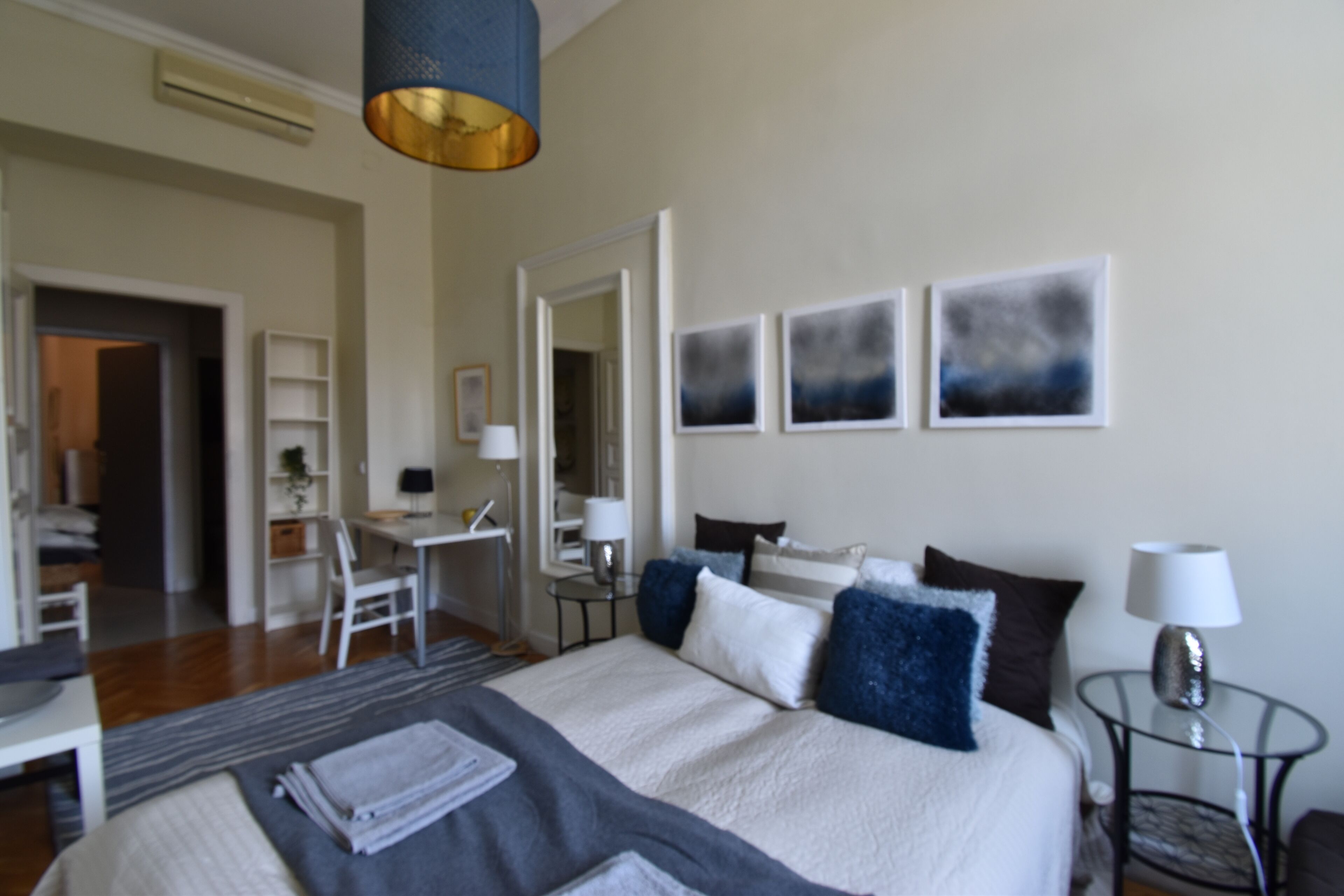 12 عدّة غرف نوم ومكواة/لوح كي وواي فاي وملاءات أسرّة