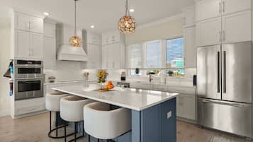 Køleskab, mikrobølgeovn, ovn, kogeplade